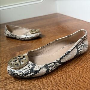 TORY BURCH‎ Snakeskin Leather Flats Gold Emblem Mobwife Animal Print Logo 8.5